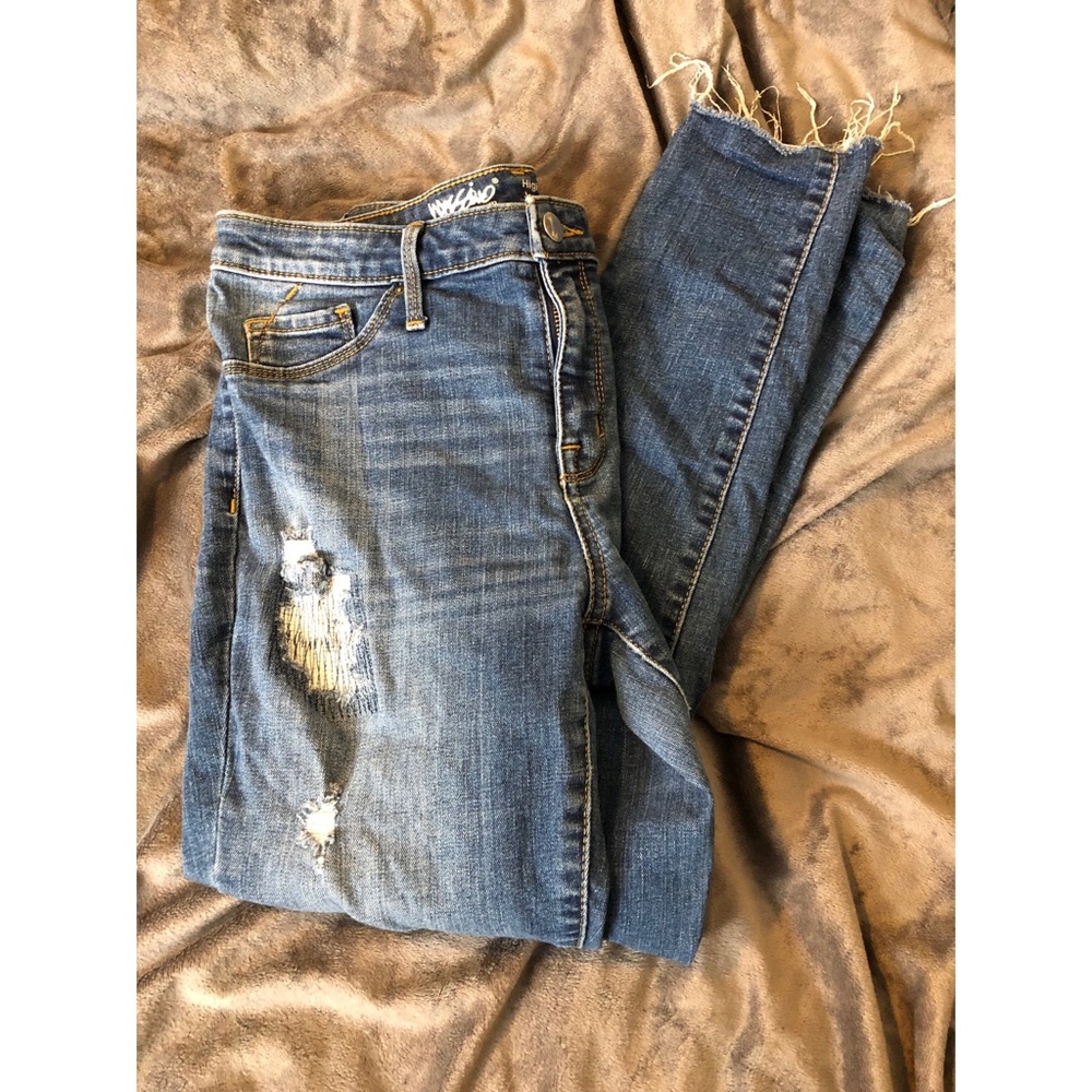 ON HOLD Lightly distressed jeans